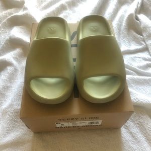 YEEZY SLIDES SIZE 6 color: RESIN